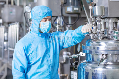 化工廠工人檢查機(jī)器運(yùn)行高清圖片下載-正版圖片501648080