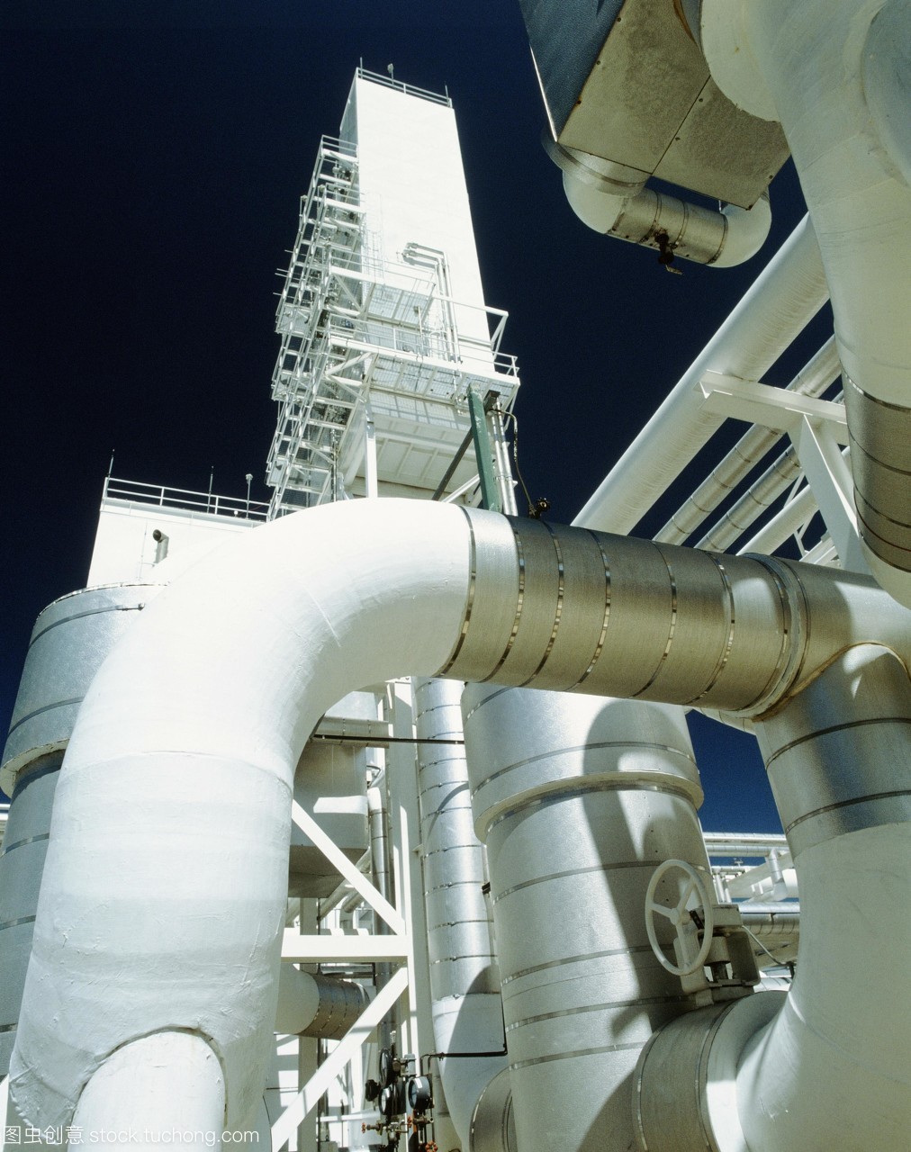 化學(xué)工業(yè)&ldquo;氧氣&rdquo;。在英國氧氣公司boc化工廠的一個(gè)塔的外部視圖和一個(gè)管道矩陣。